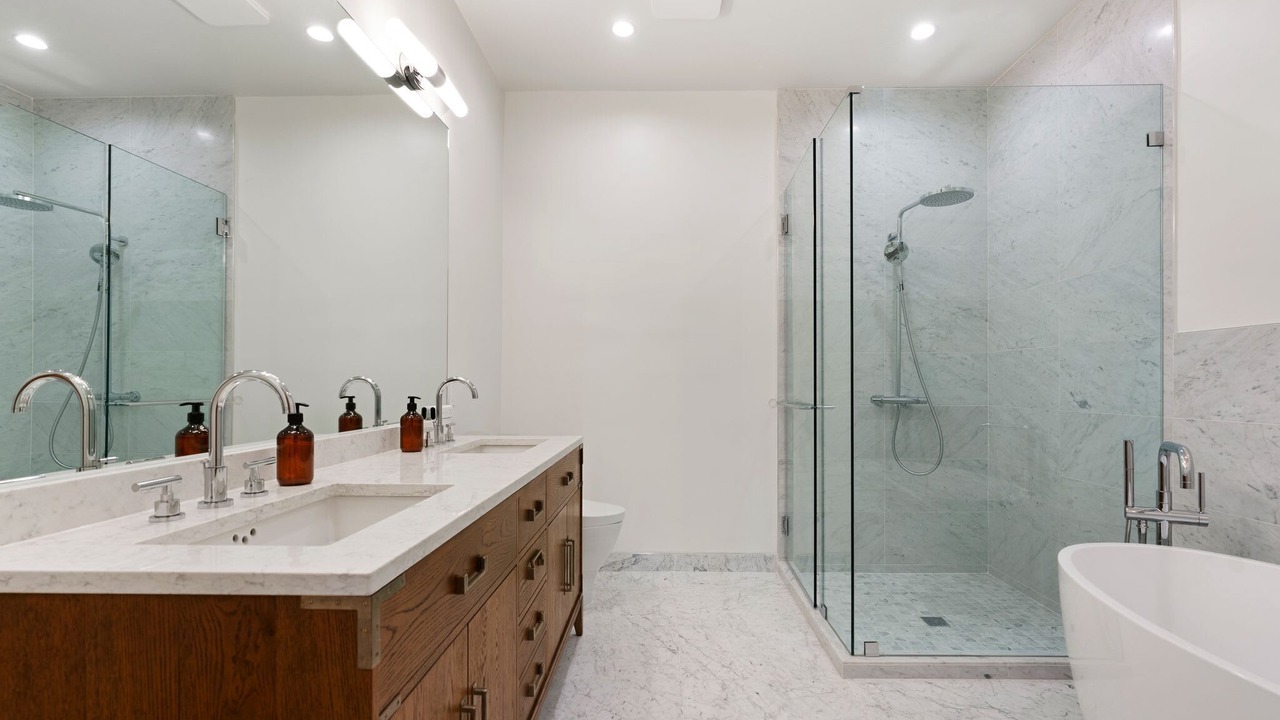 Photo of Bathroom in Mid-Wilshire