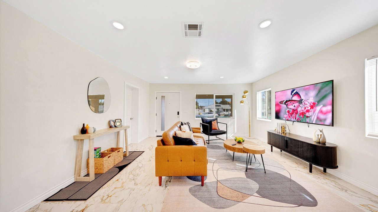 Photo of Livingroom in Midway City
