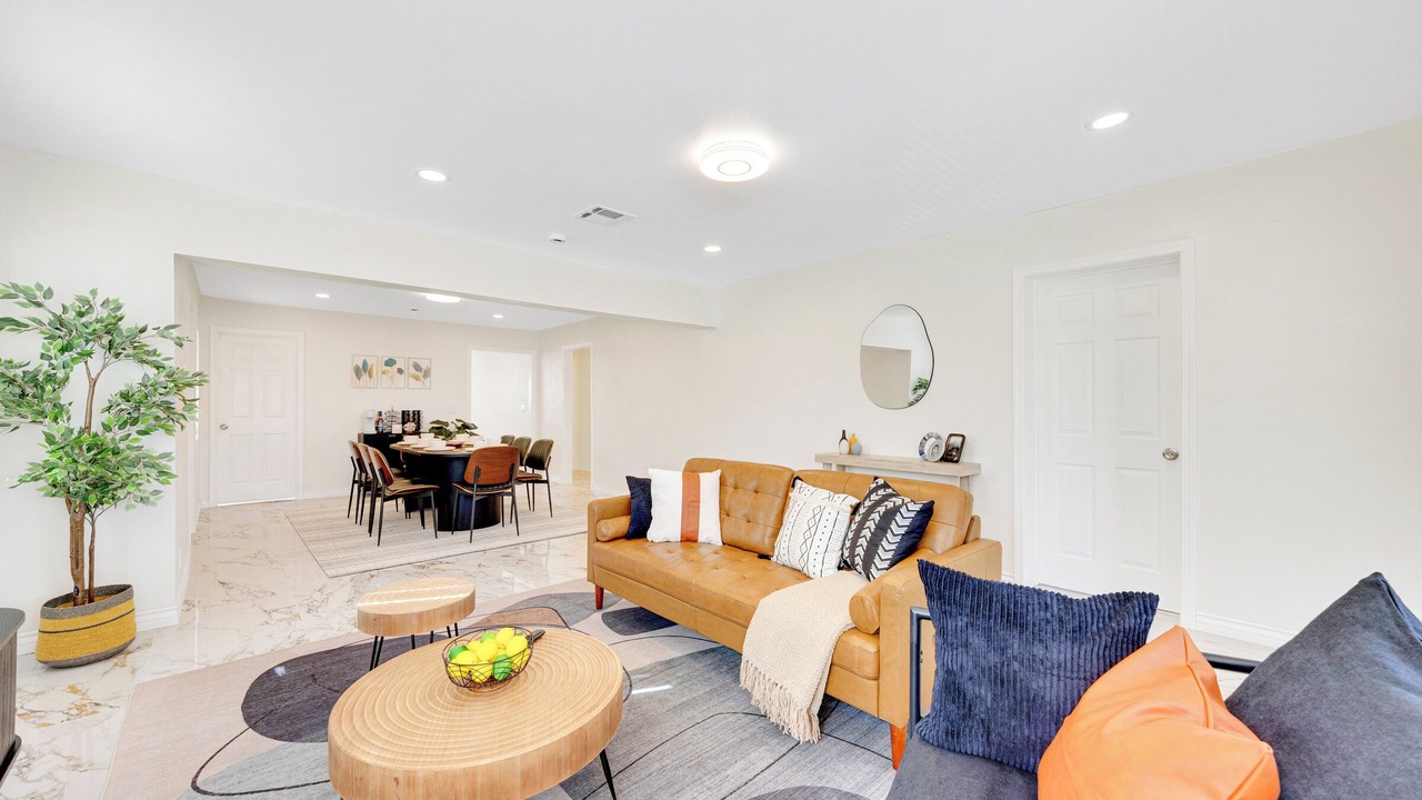 Photo of Livingroom in Midway City