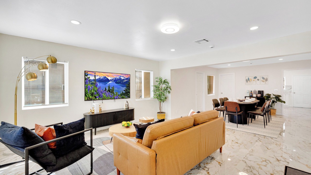 Photo of Livingroom in Midway City