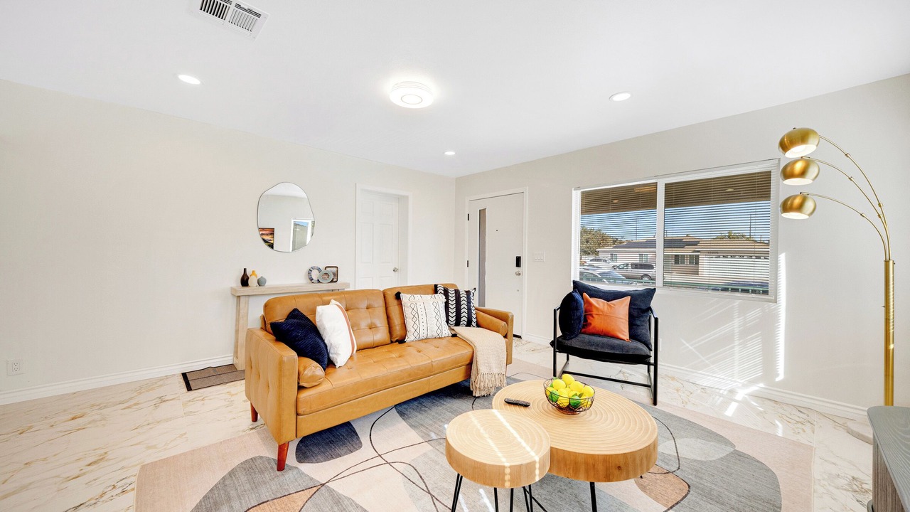 Photo of Livingroom in Midway City