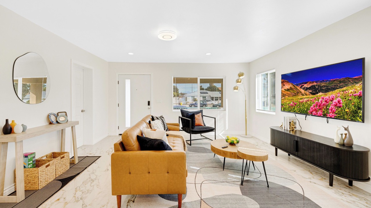 Photo of Livingroom in Midway City