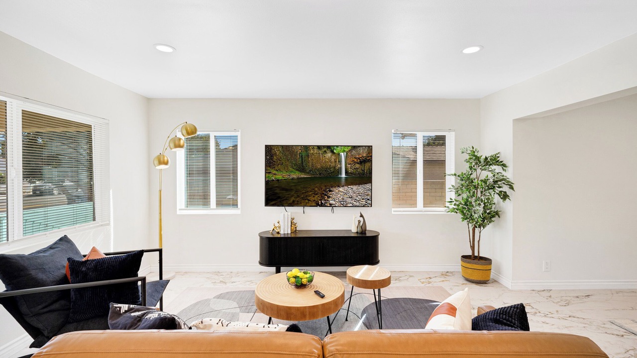 Photo of Livingroom in Midway City