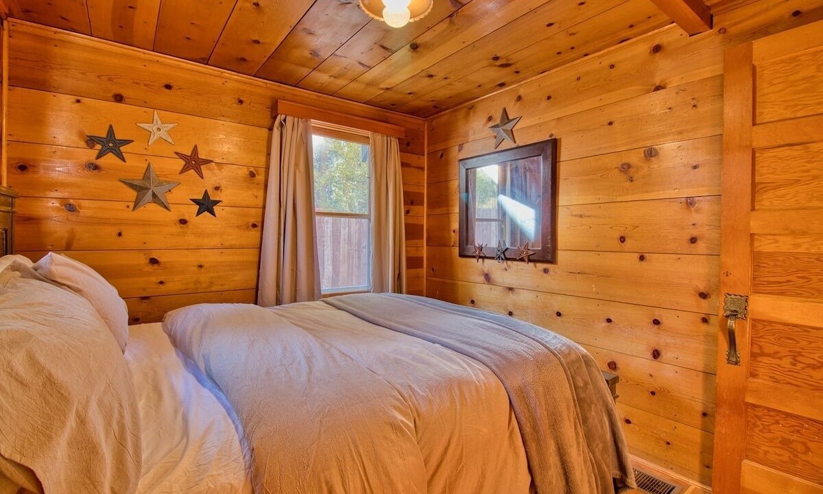 Photo of Bedroom in Wrightwood