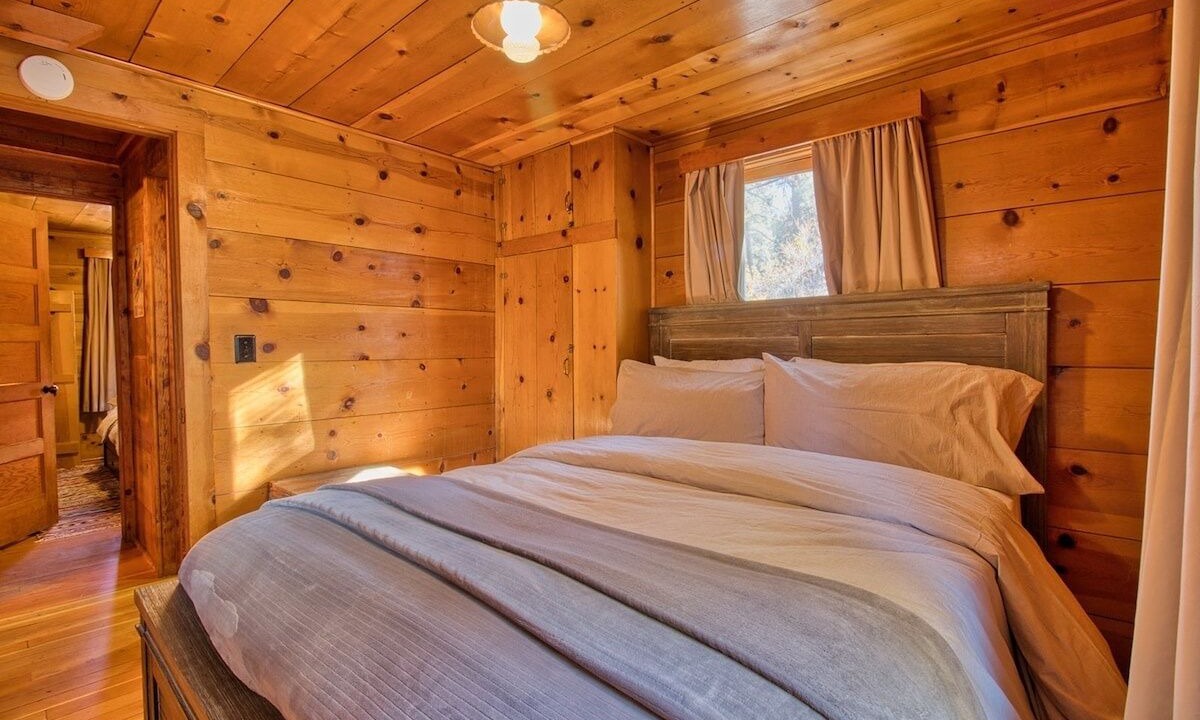 Photo of Bedroom in Wrightwood