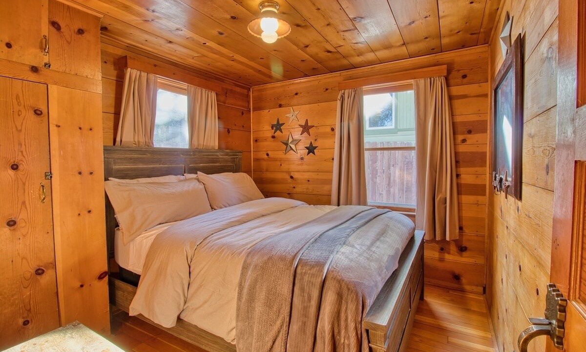 Photo of Bedroom in Wrightwood