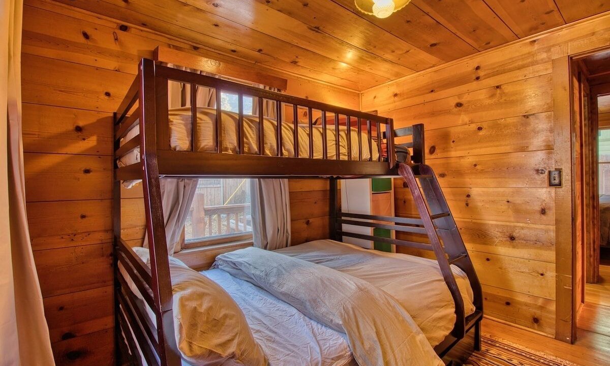 Photo of Bedroom in Wrightwood