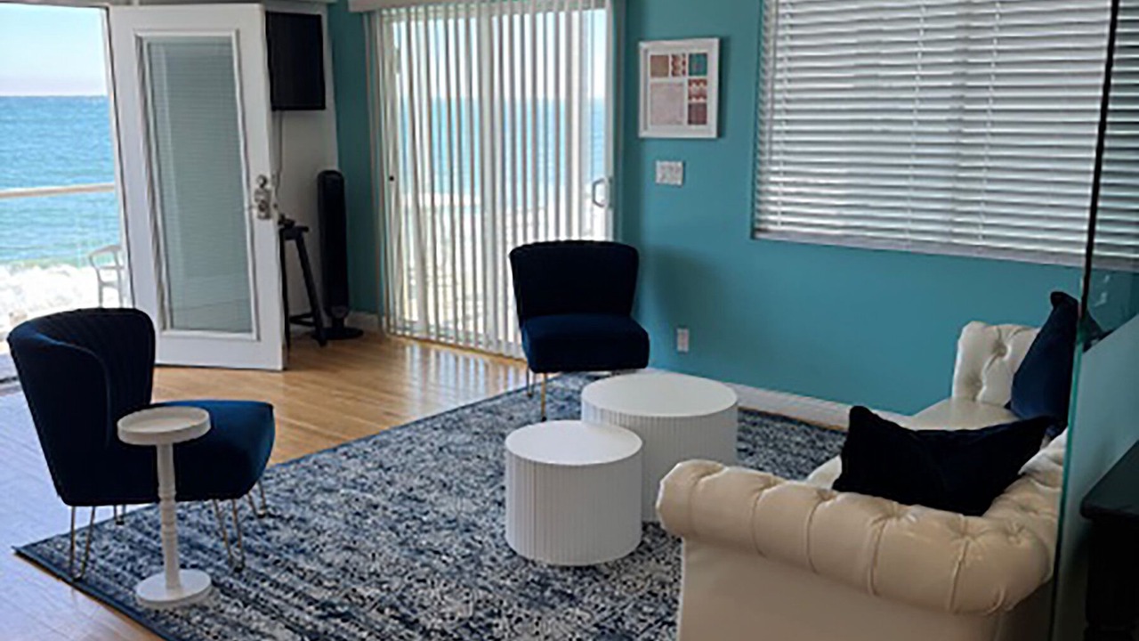 Photo of Livingroom in Eastern Malibu