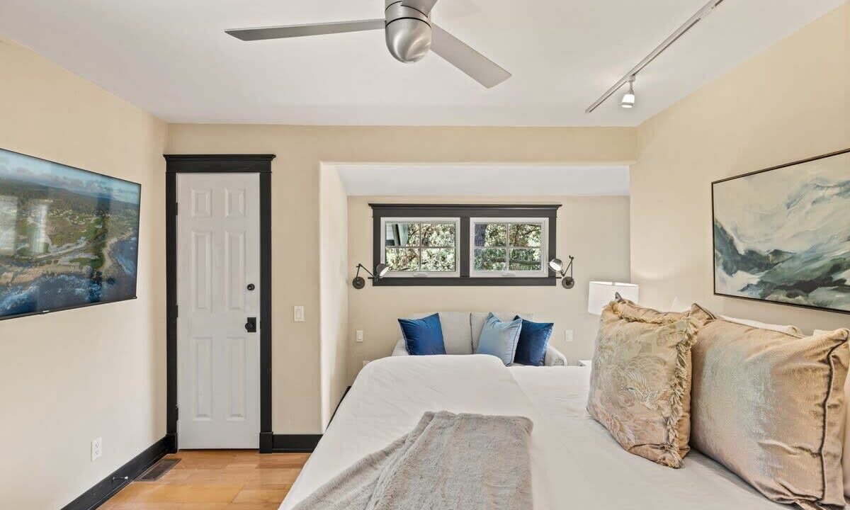 Photo of Bedroom in Monterey