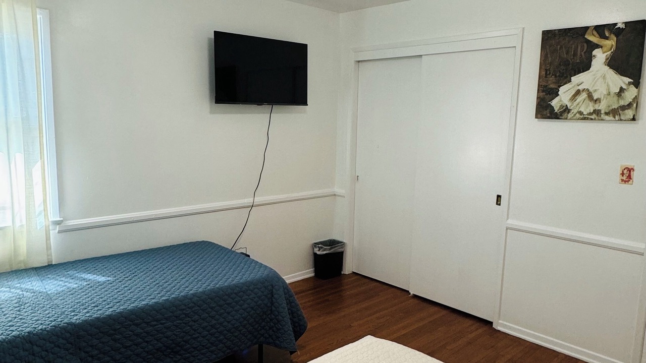 Photo of Bedroom in Midway City