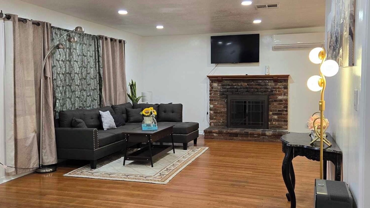 Photo of Livingroom in Midway City