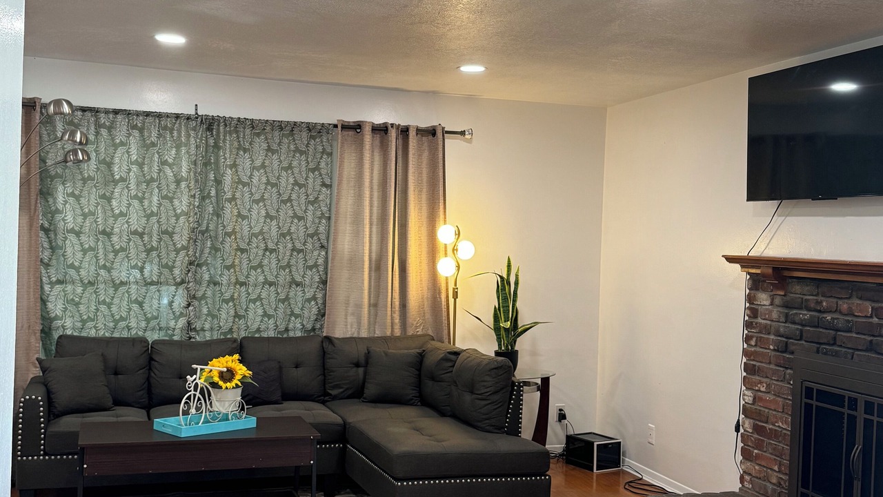Photo of Livingroom in Midway City
