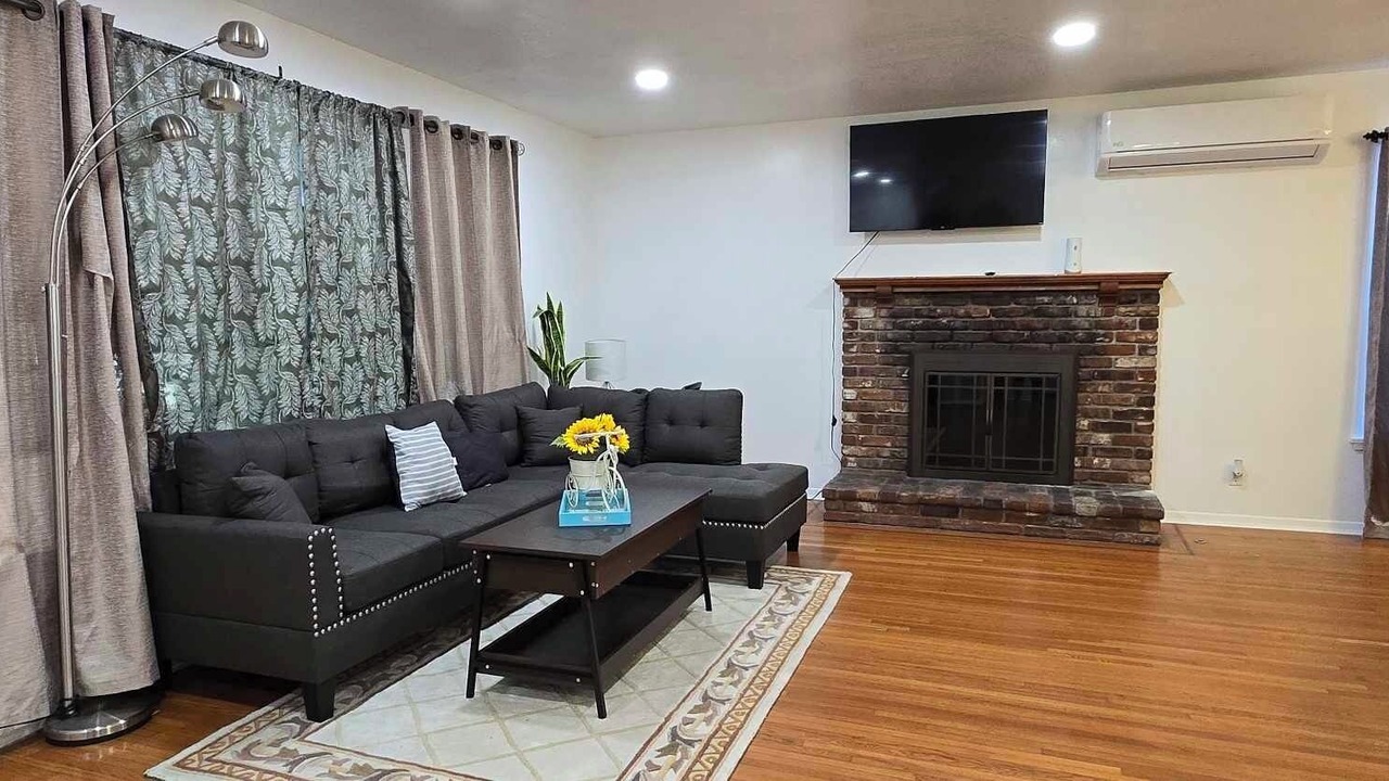 Photo of Livingroom in Midway City