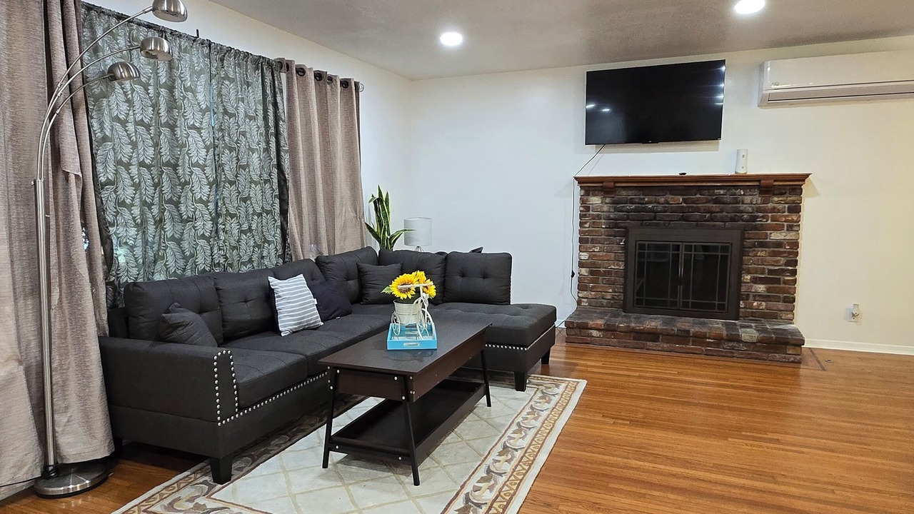 Photo of Livingroom in Midway City