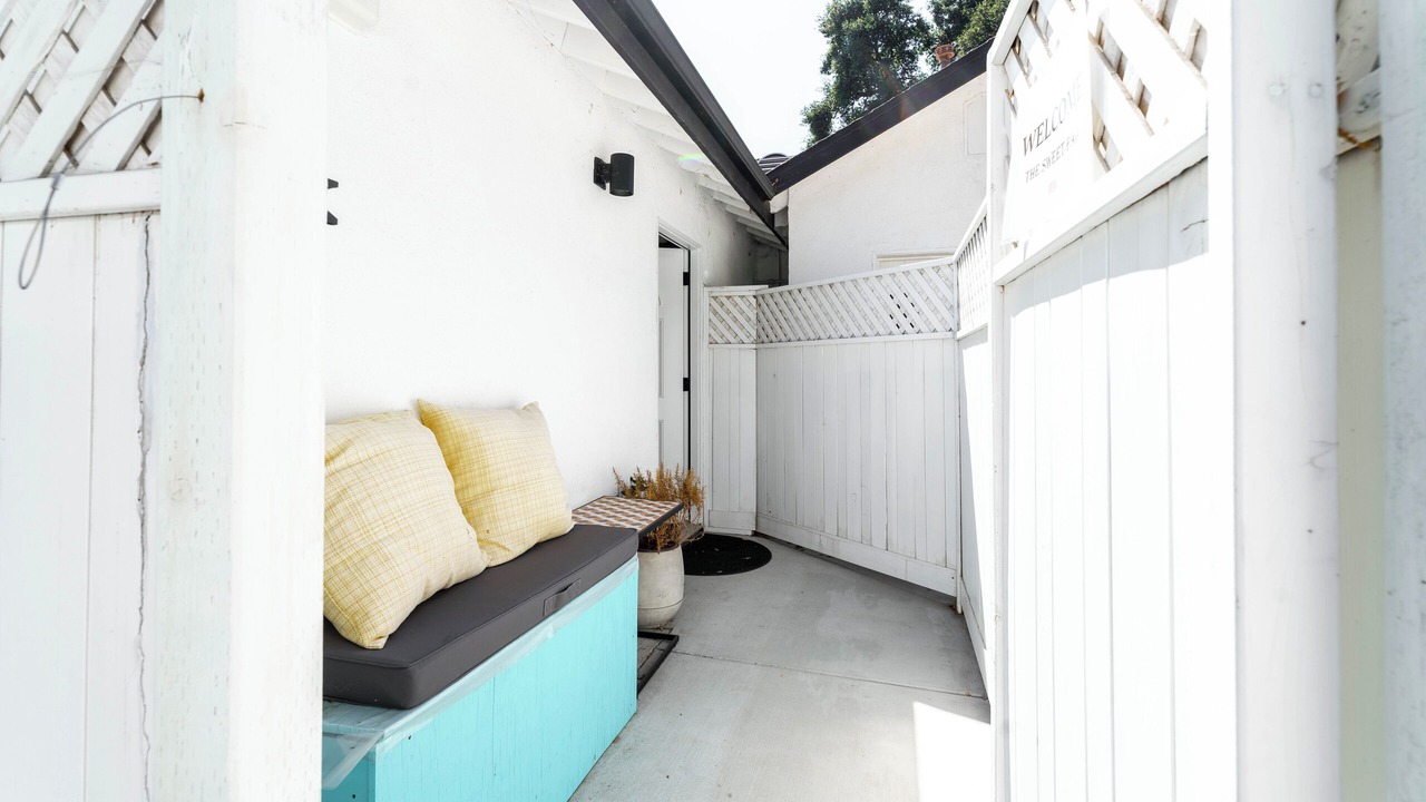Photo of Patio Balcony in Meiners Oaks