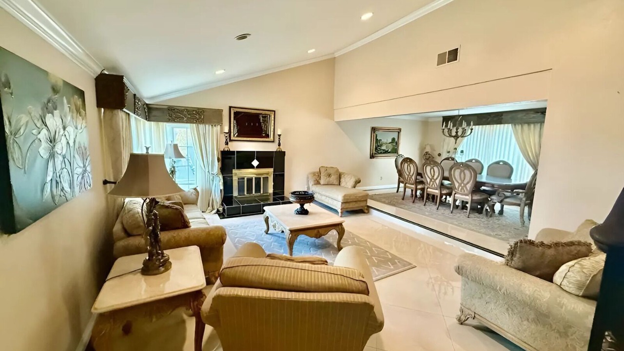 Photo of Livingroom in Upland