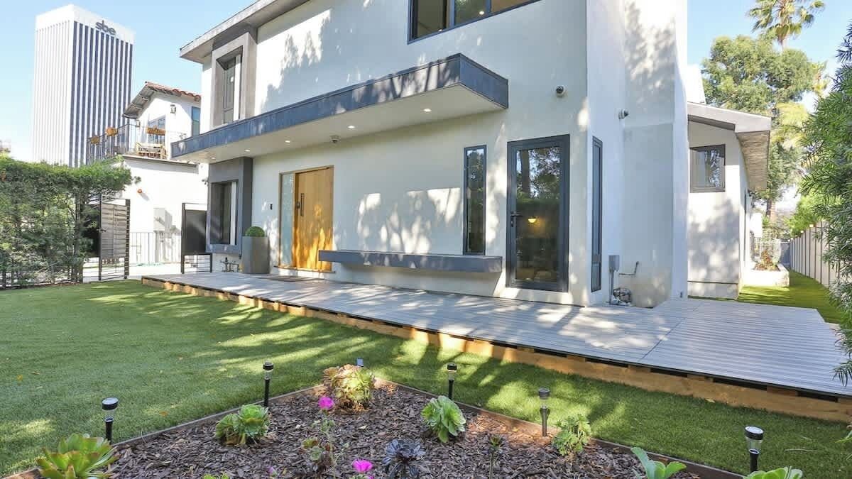 Photo of Outdoor in Mid-Wilshire