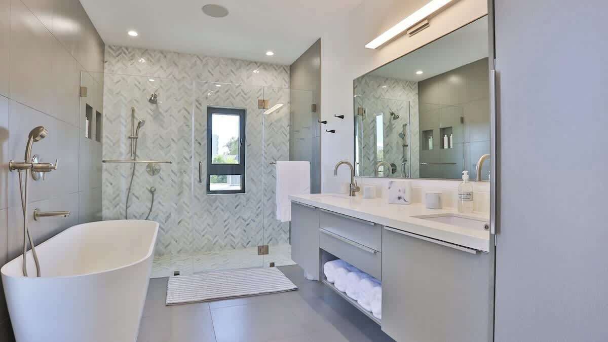 Photo of Bathroom in Mid-Wilshire