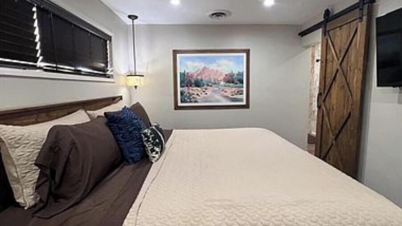 Photo of Bedroom in Needles