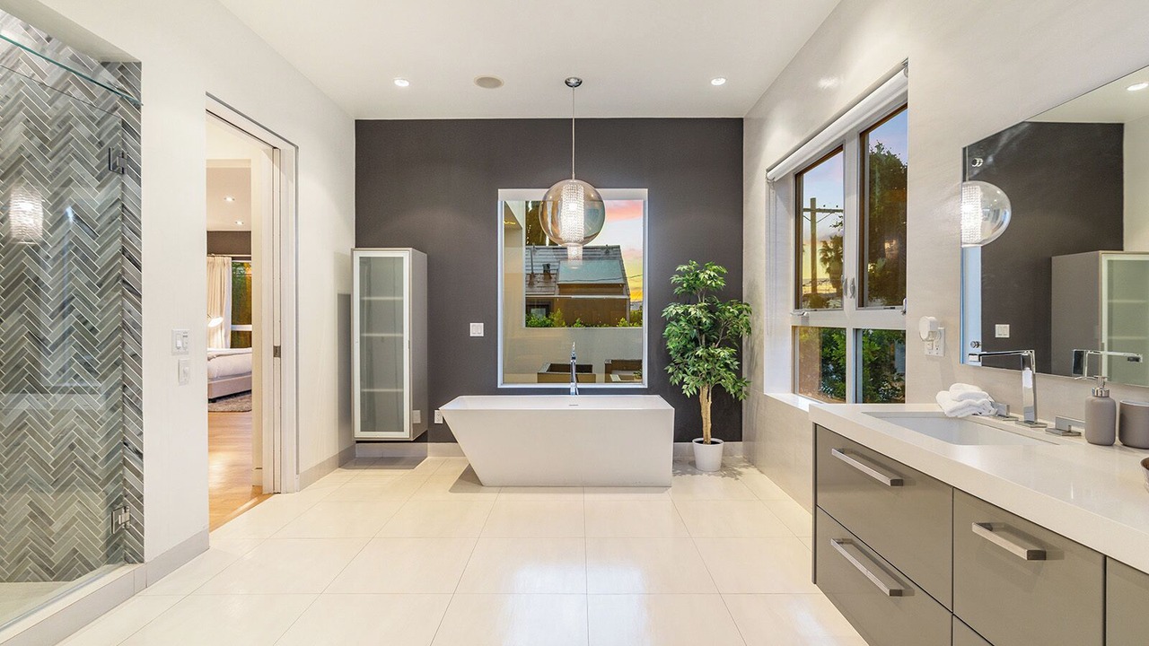 Photo of Bathroom in La Brea