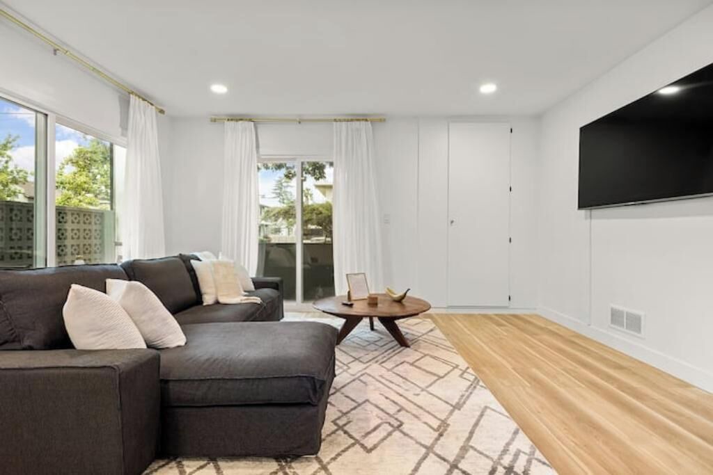 Photo of Livingroom in Lamanda Park