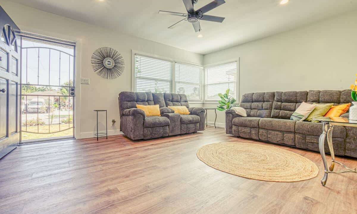 Photo of Livingroom in Harbor Gateway South
