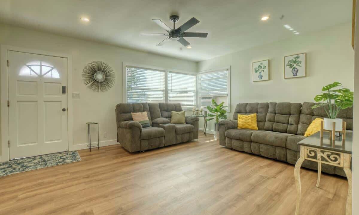 Photo of Livingroom in Harbor Gateway South