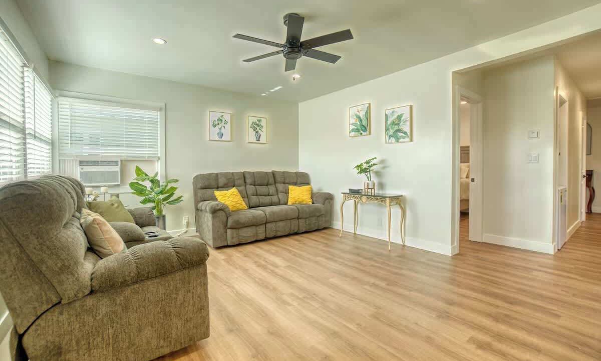 Photo of Livingroom in Harbor Gateway South