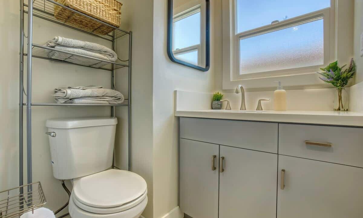 Photo of Bathroom in Harbor Gateway South