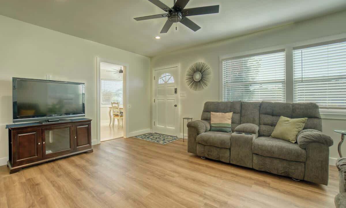 Photo of Livingroom in Harbor Gateway South