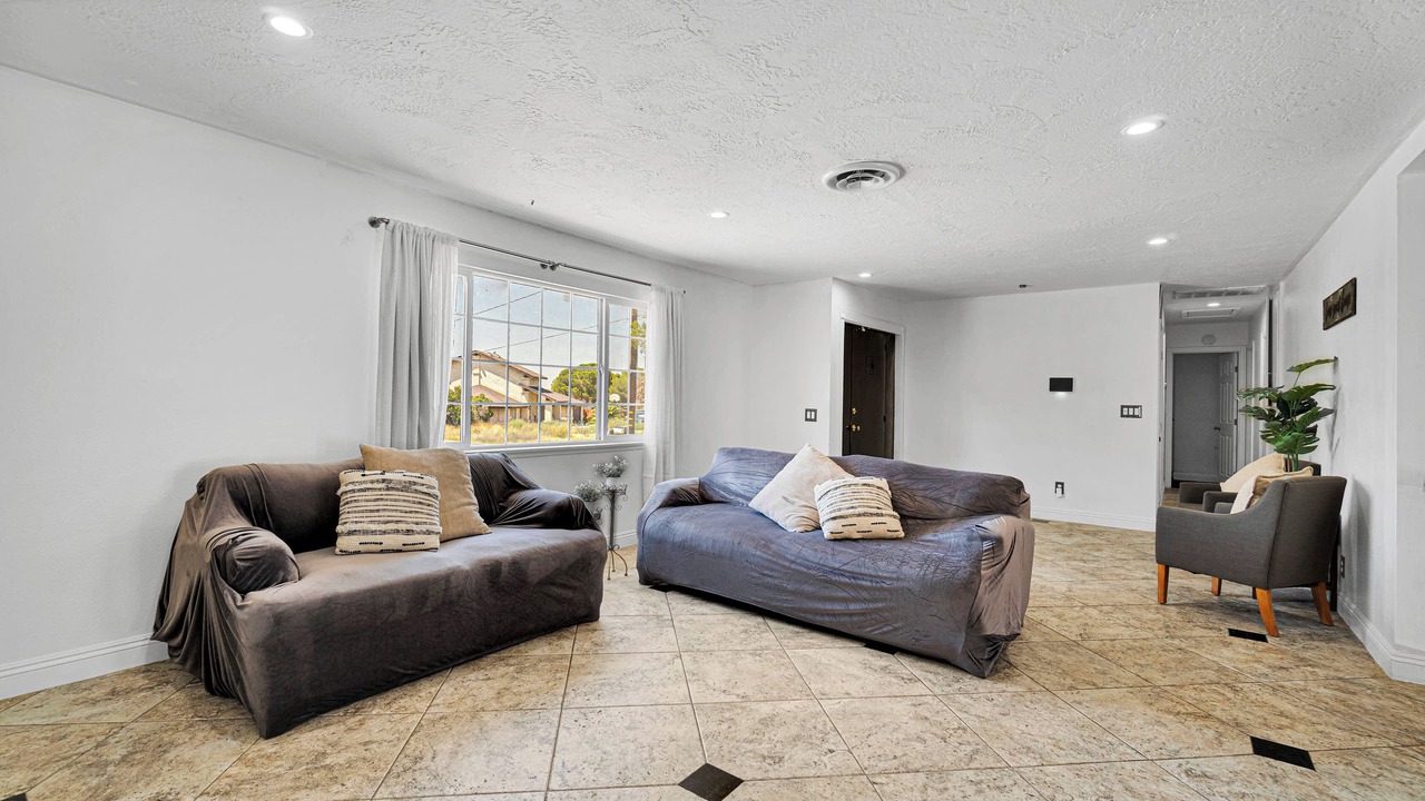 Photo of Livingroom in Victorville