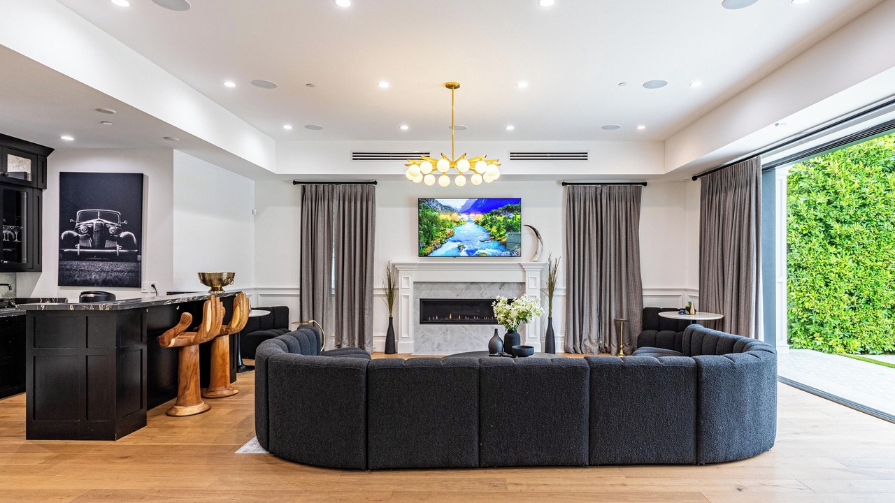 Photo of Livingroom in Tarzana