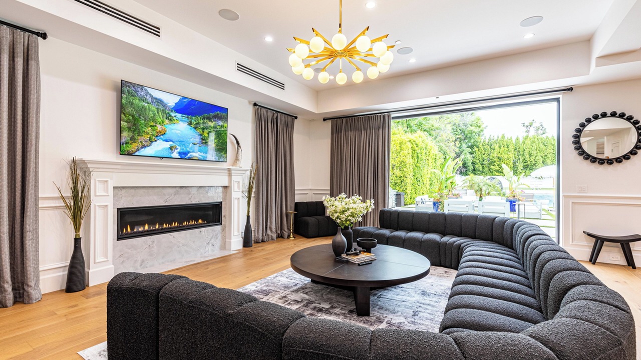 Photo of Livingroom in Tarzana