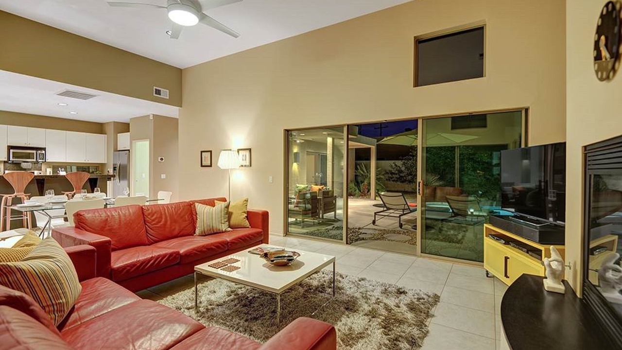 Photo of Livingroom in Racquet Club Estates
