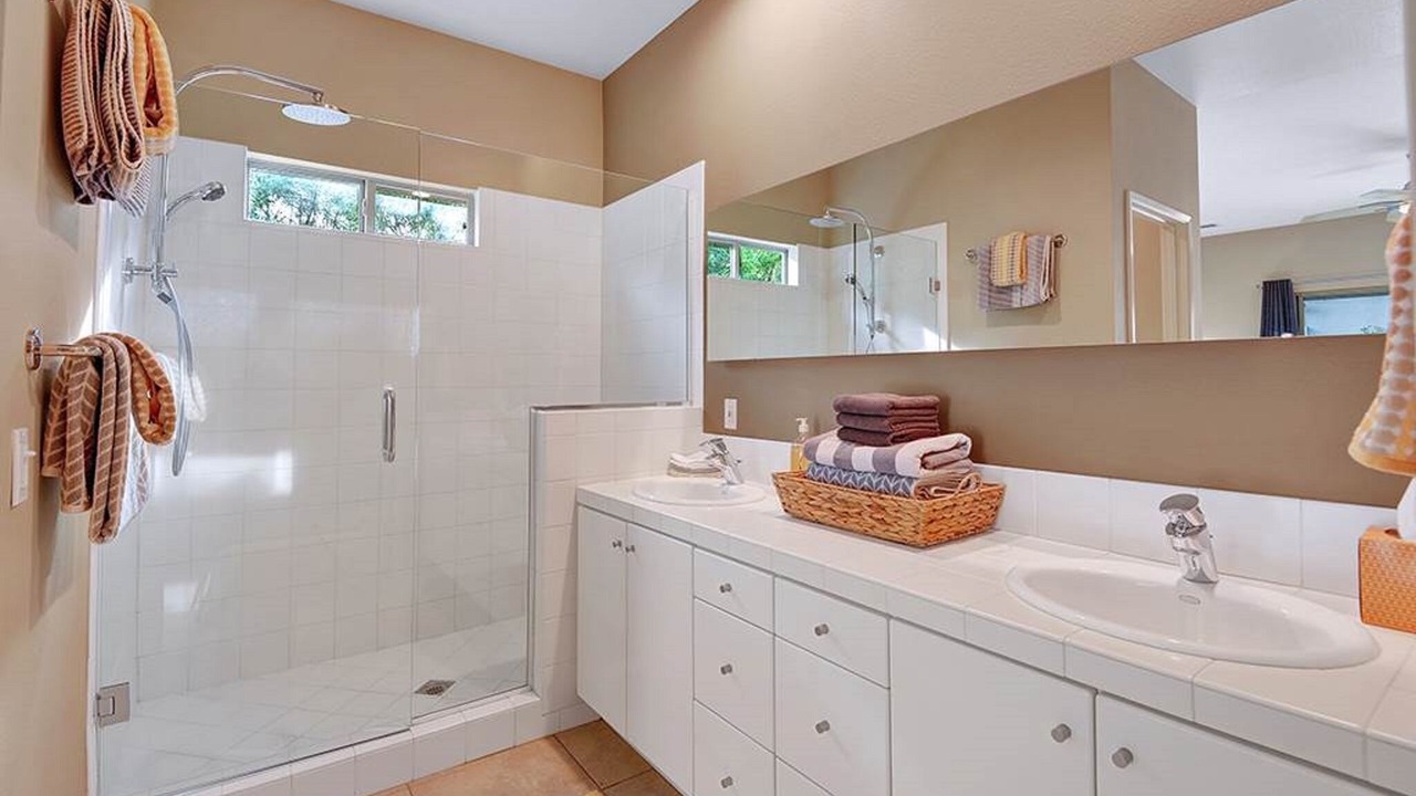 Photo of Bathroom in Racquet Club Estates