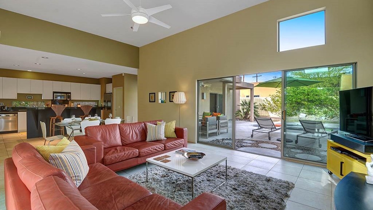 Photo of Livingroom in Racquet Club Estates