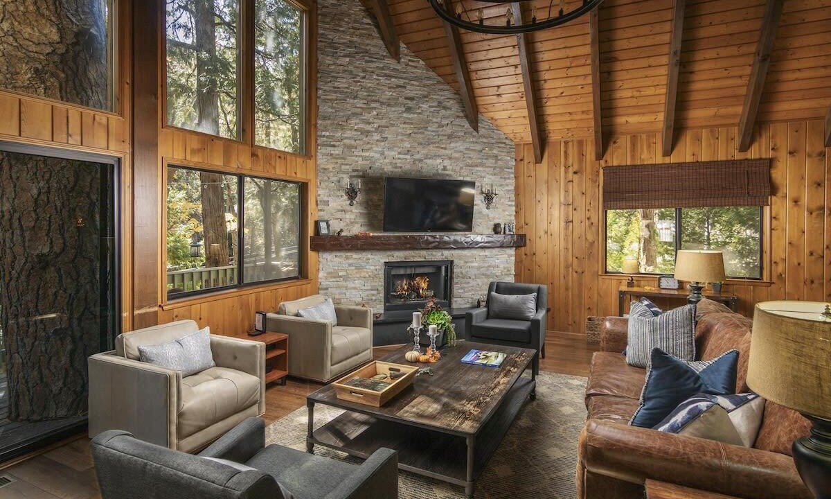 Photo of Livingroom in Lake Arrowhead