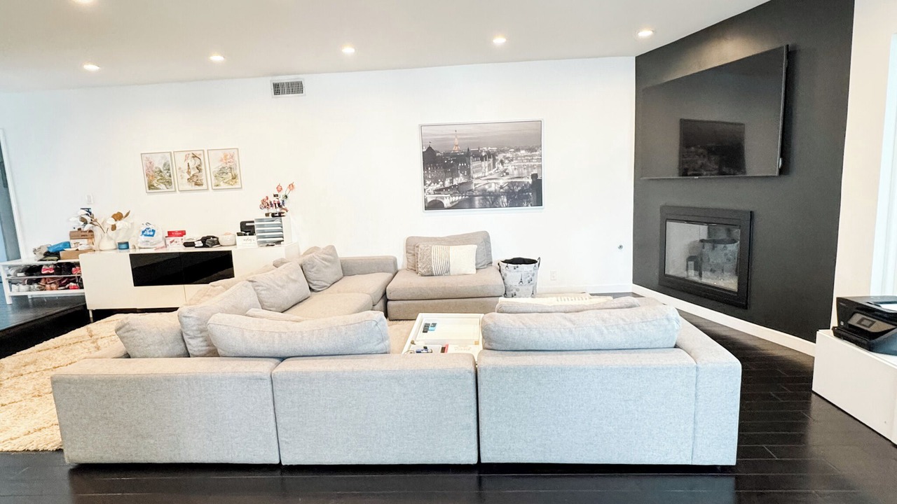 Photo of Livingroom in Valley Glen