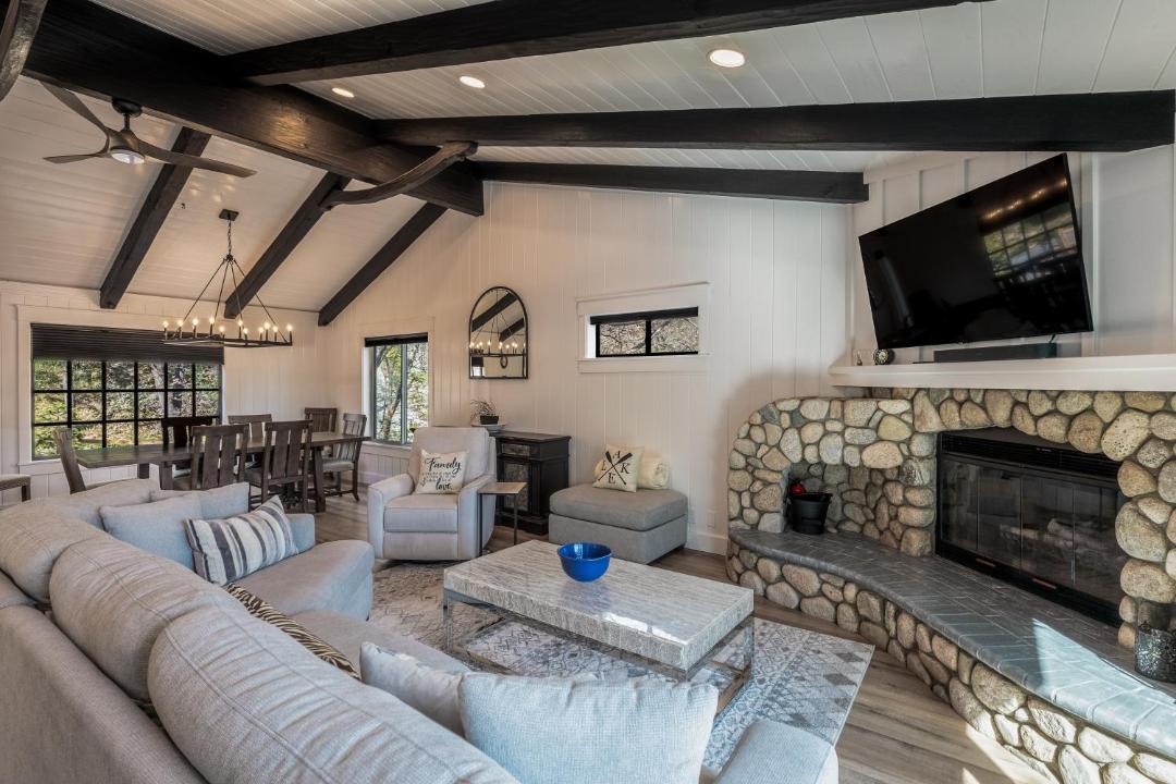 Photo of Livingroom in Lake Arrowhead