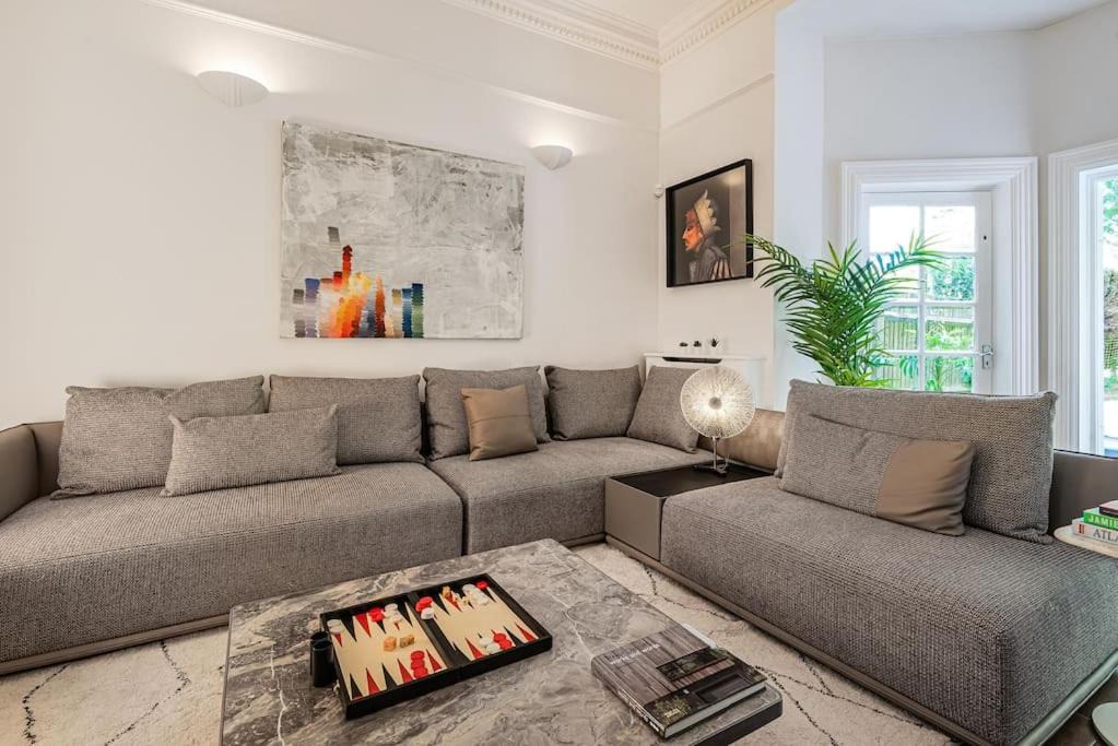 Photo of Livingroom in Frognal and Fitzjohns