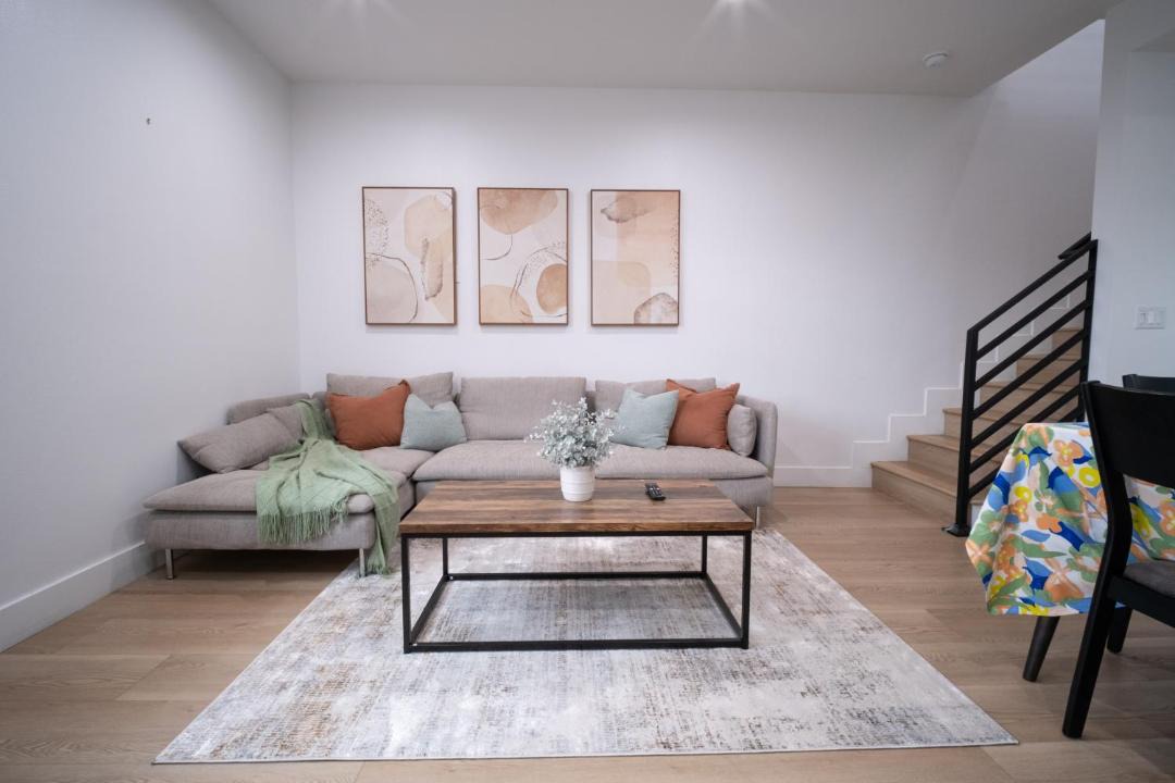 Photo of Livingroom in Pico-Union