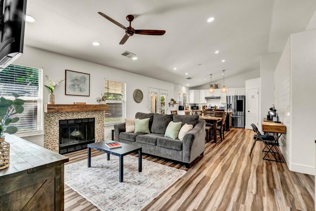 Photo of Livingroom in Hanford