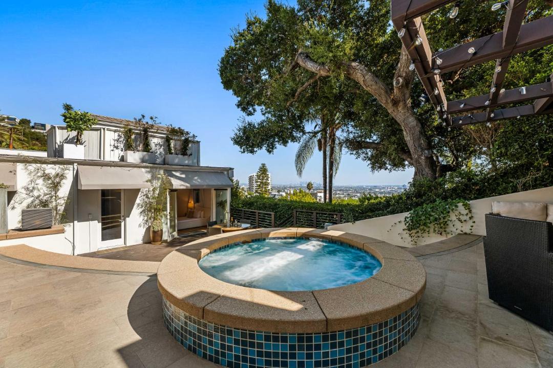 Photo of Others in Hollywood Hills West
