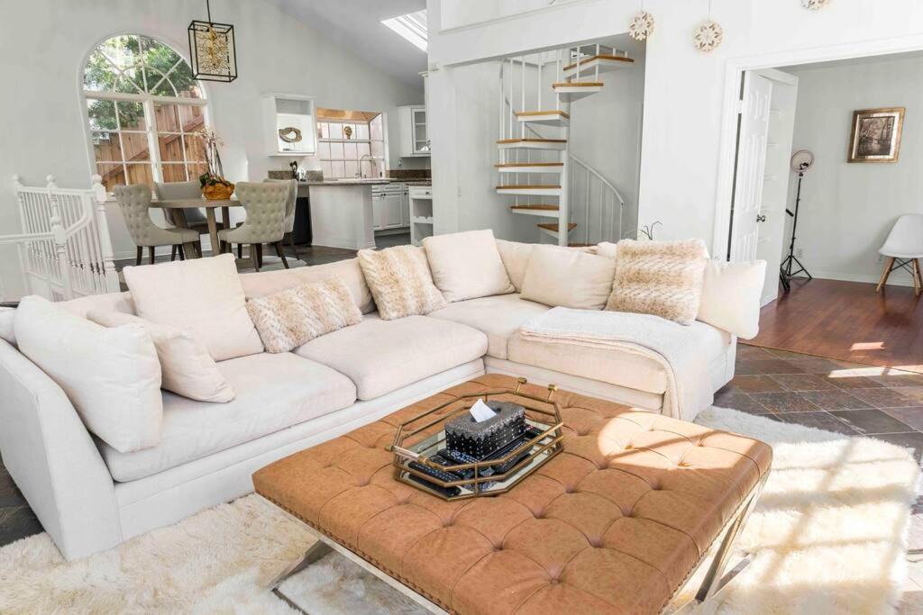 Photo of Livingroom in Hollywood Hills West