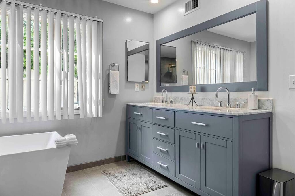 Photo of Bathroom in Hollywood Hills West