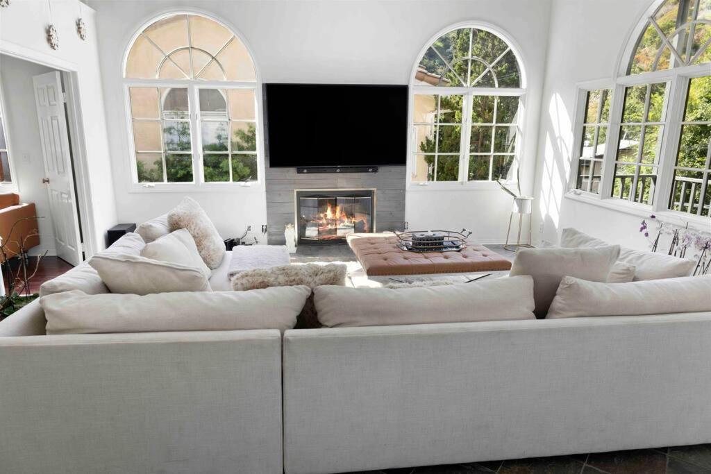 Photo of Livingroom in Hollywood Hills West