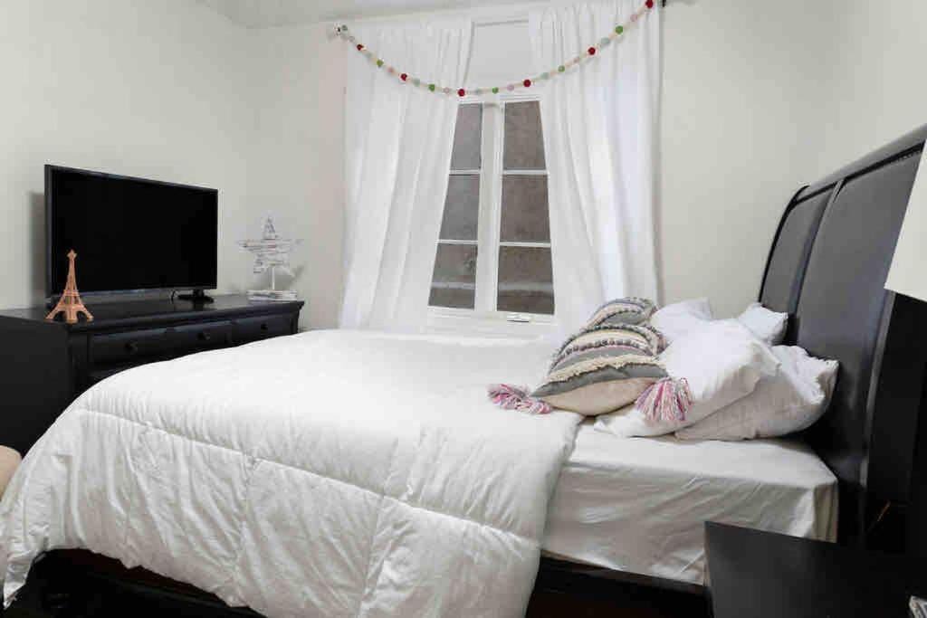 Photo of Bedroom in Hollywood Hills West