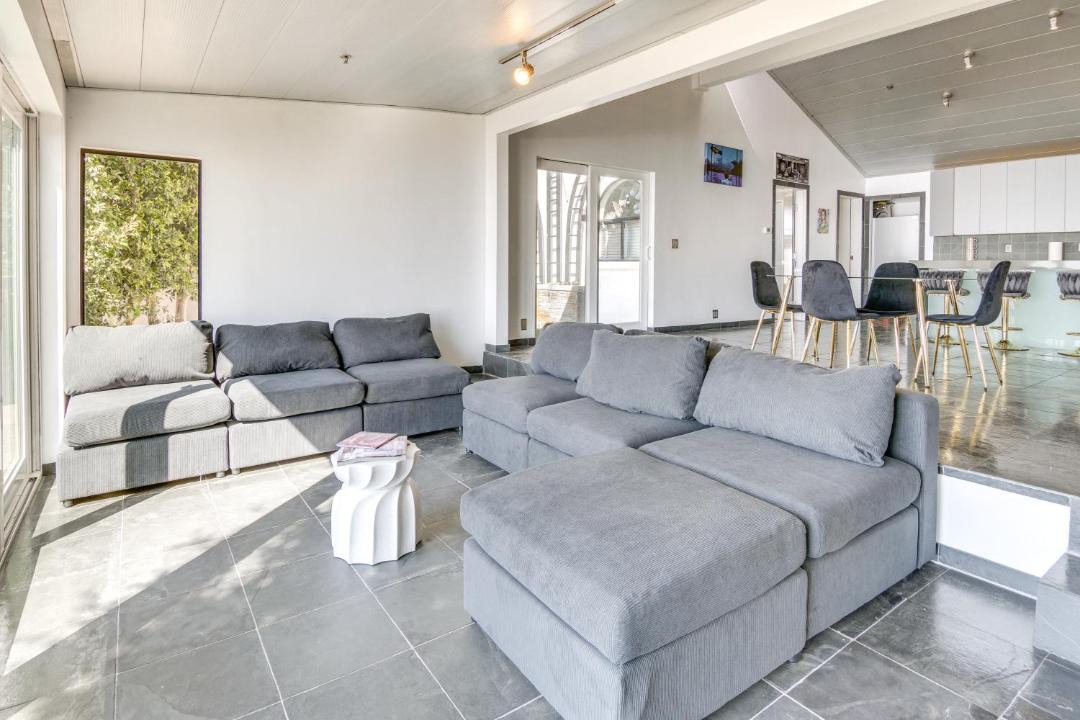 Photo of Livingroom in Western Malibu