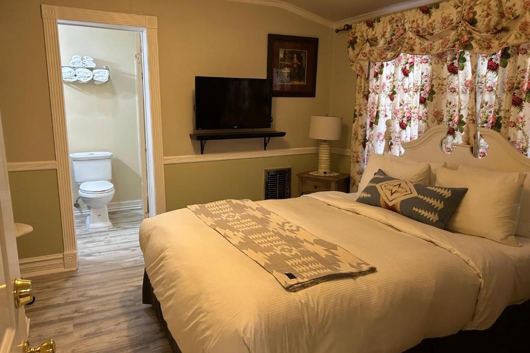 Photo of Bedroom in Lake Arrowhead