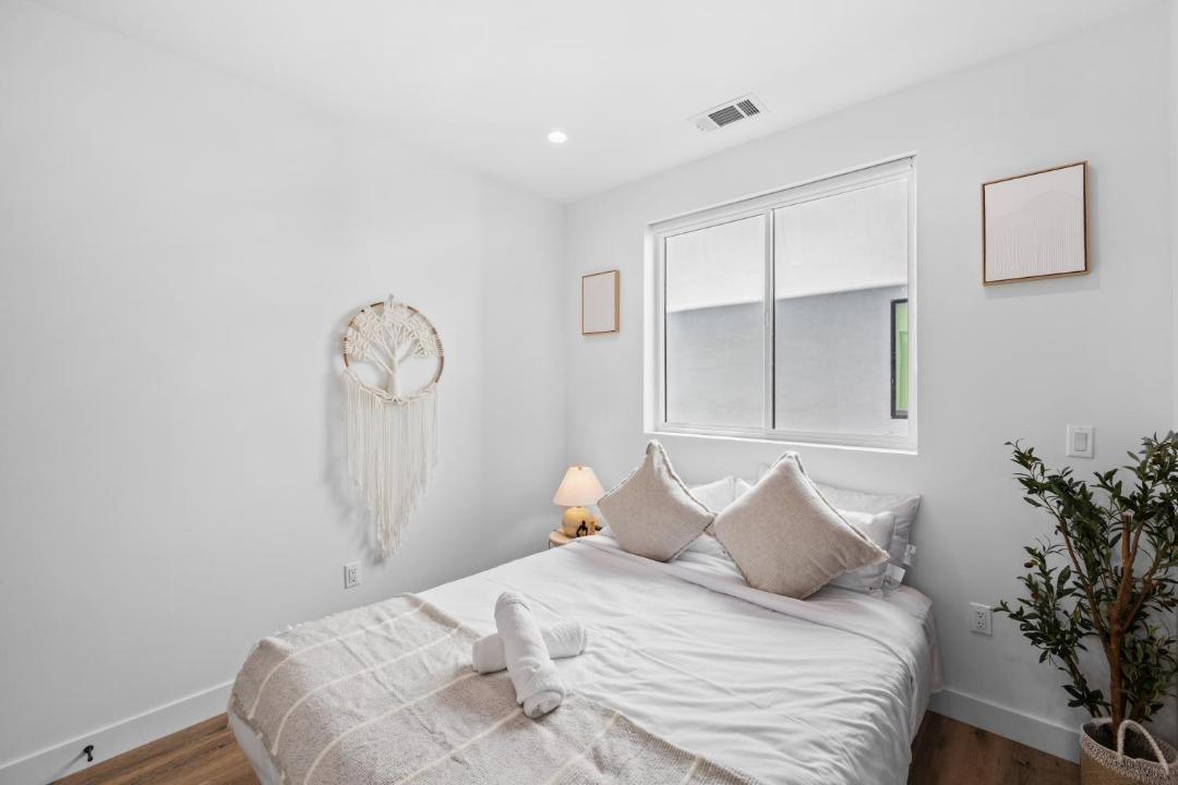 Photo of Bedroom in Pico-Union